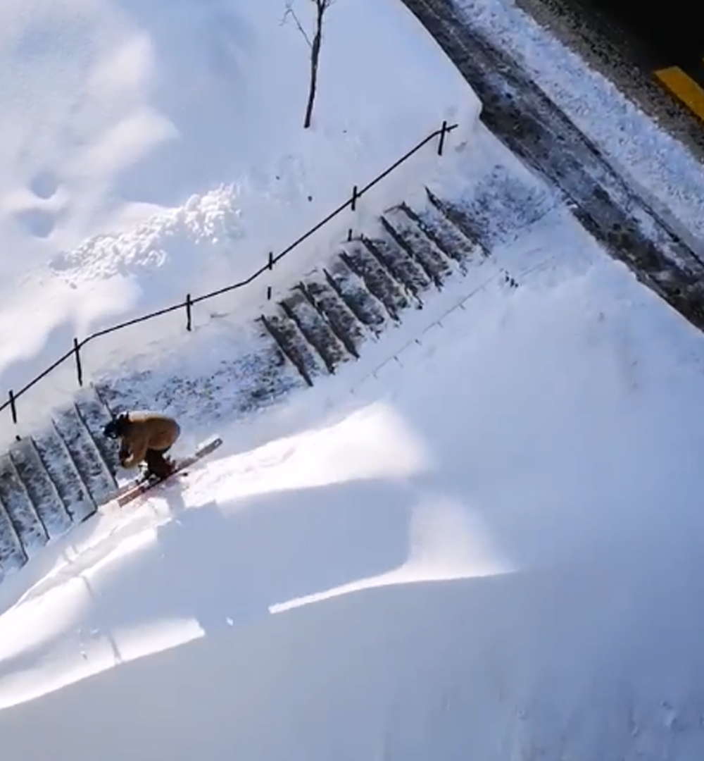 Des escaliers de La Chaux-de-Fonds font office de piste de ski improvisée.