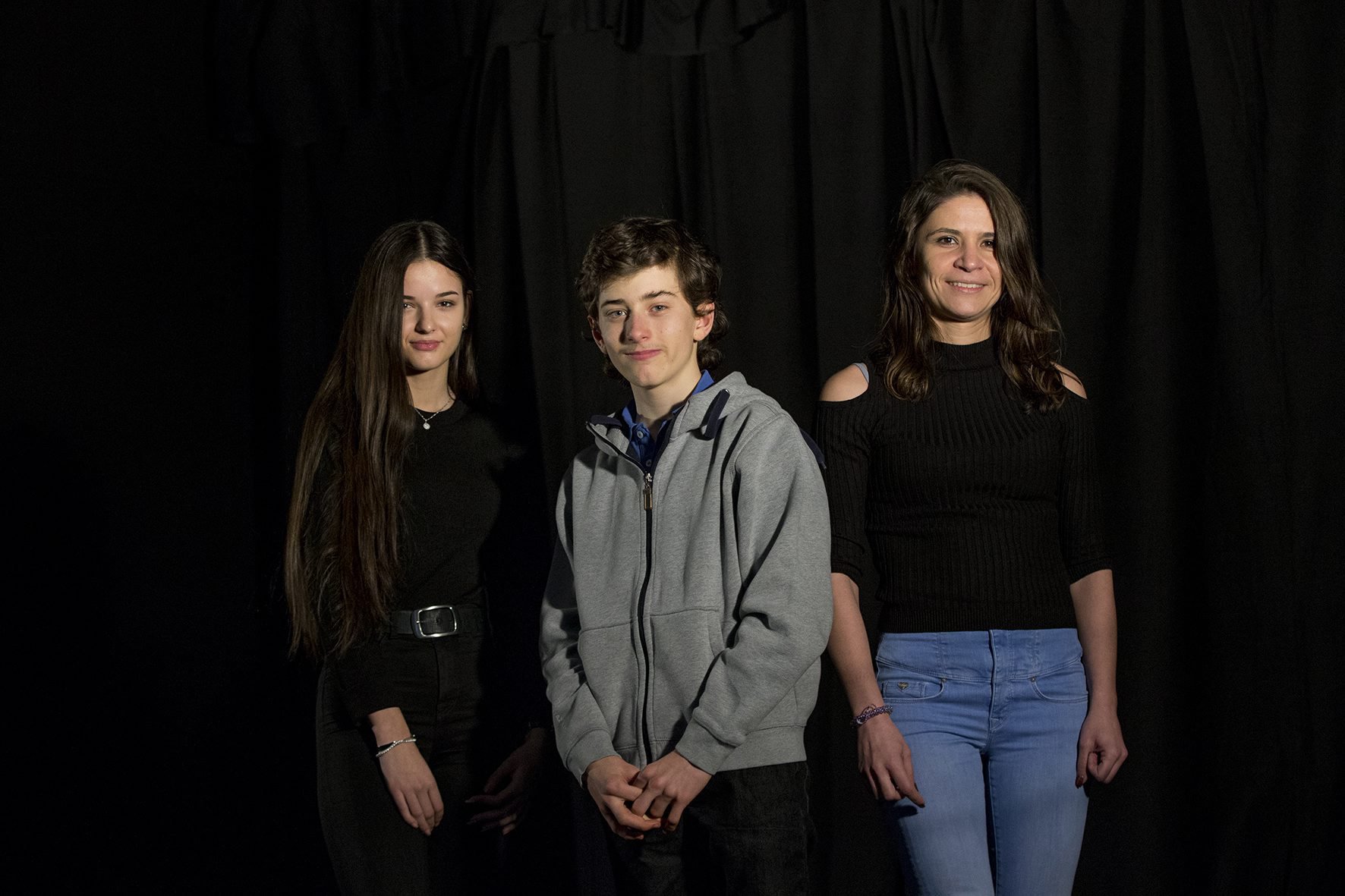 Maria Nora, 17 ans, Michaël, 14 ans, et Daniela, 31 ans (de gauche à droite), ont témoigné sur scène avant le spectacle «Le voyage fabulé».