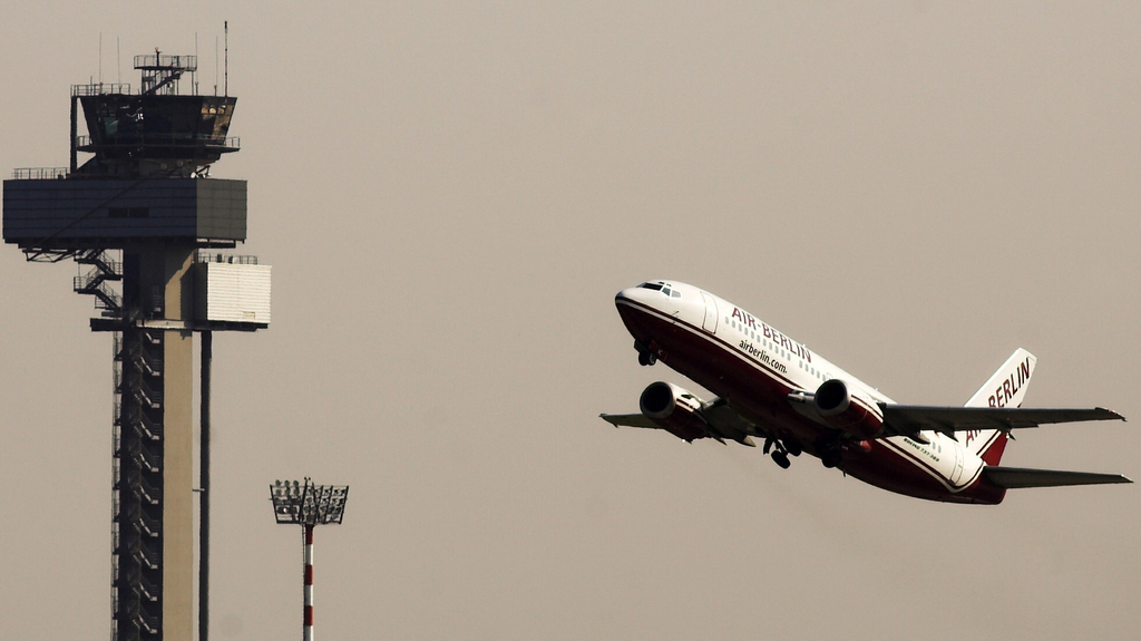 ARCHIV: Ein Flugzeug der Air-Berlin startet vom Flughafen Duesseldorf (Foto vom 23.05.07). Air-Berlin-Chef Joachim Hunold will die Ticketpreise bei Deutschlands zweitgroesster Fluggesellschaft erhoehen. "Unser Eckpreis liegt bei 44,99 Euro und hat damit Luft nach oben", sagte Hunold der "Financial Times Deutschland" (Montagausgabe). Der Geschaeftsreisemarkt habe kraeftig angezogen, und auch die Touristik laufe gut. "Deshalb sind wir zuversichtlich, dass wir bessere Preise durchsetzen koennen." (zu dapd-Text) Foto: Berthold Stadler/dapd