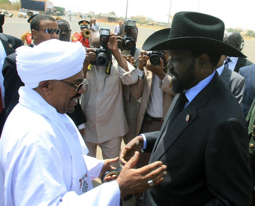 Une photo datant du 08 octobre 2011 montrant les présidents soudanais, Omar el-Béchir (G), et sud-soudanais, Salva Kiir (D) à Khartoum, Soudan.