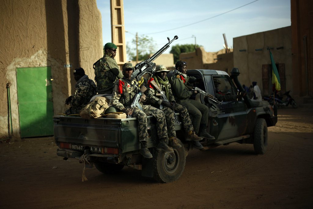 Des soldats maliens patrouillent dans les rues de Gao. La ville a été attaquée aujourd'hui par un commando islamiste.