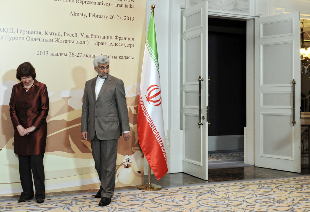 La Chef du département des affaires étrangères européenne Catherine Ashton, et Saeed Jalili, secrétaire du Conseil national de sécurité de l'Iran, quittent un podium après avoir pausé pour une photo à Almaty au Kazakhstan.