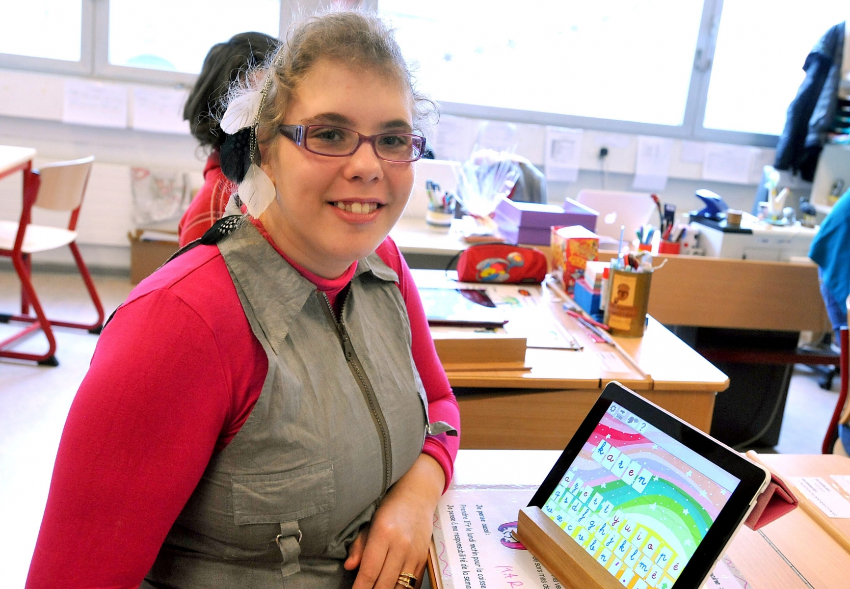 Karen, 13 ans, et ses camarades du Centre pédagogique de Neuchâtel, qui dépend de la fondation des Perce-Neige, ont davantage de plaisir à apprendre depuis qu'ils utilisent des tablettes numériques.