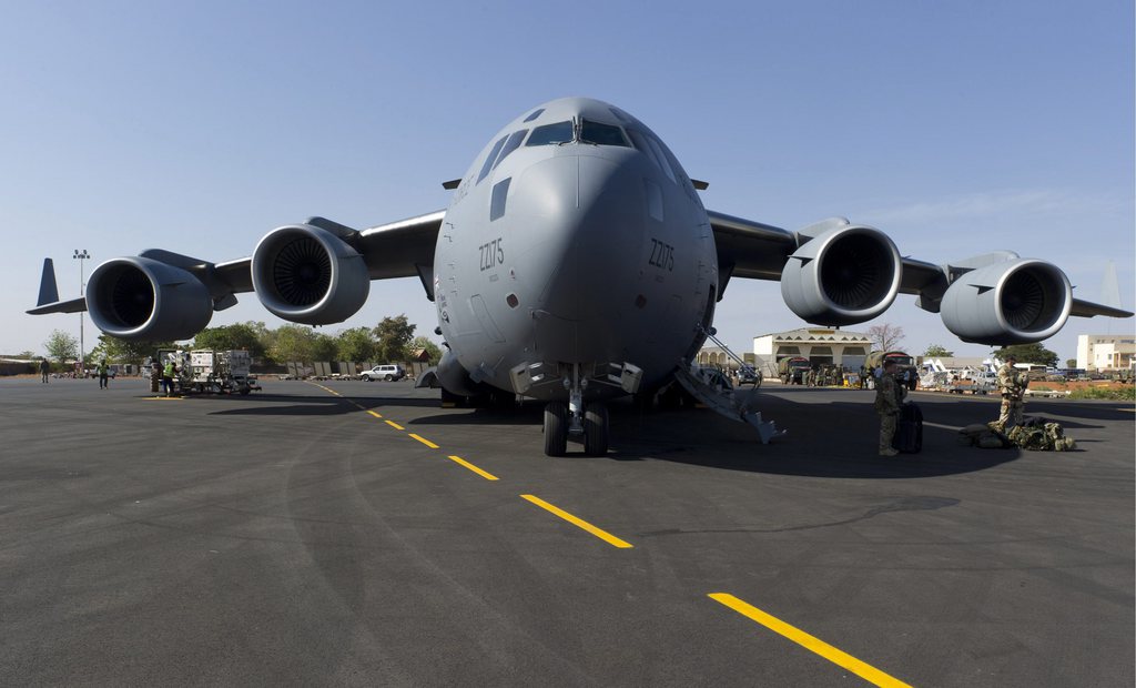 epa03548278 A photograph made available by the French Army Communications Audiovisual office (ECPAD) on 21 January 2013 shows a British Royal Airforce C17 at Bamako airport as they take part in operation Serval to assist Malian troops to push back an Islamist rebel advance, Bamako, Mali, 18 January 2013. Malian troops backed by the French military on 21 January 2013 moved into the central town of Diabily, which was pounded in airstrikes over the weekend, without resistance from Islamist fighters.  EPA/JEREMY LEMPIN/ECPAD/HANDOUT  HANDOUT EDITORIAL USE ONLY/NO SALES