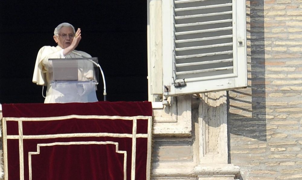 A quelques heures de la messe solennelle célébrant Noël, Benoît XVI a allumé lundi une bougie sur sa fenêtre pour célébrer Noël et saluer l'inauguration de la crèche de la Nativité.