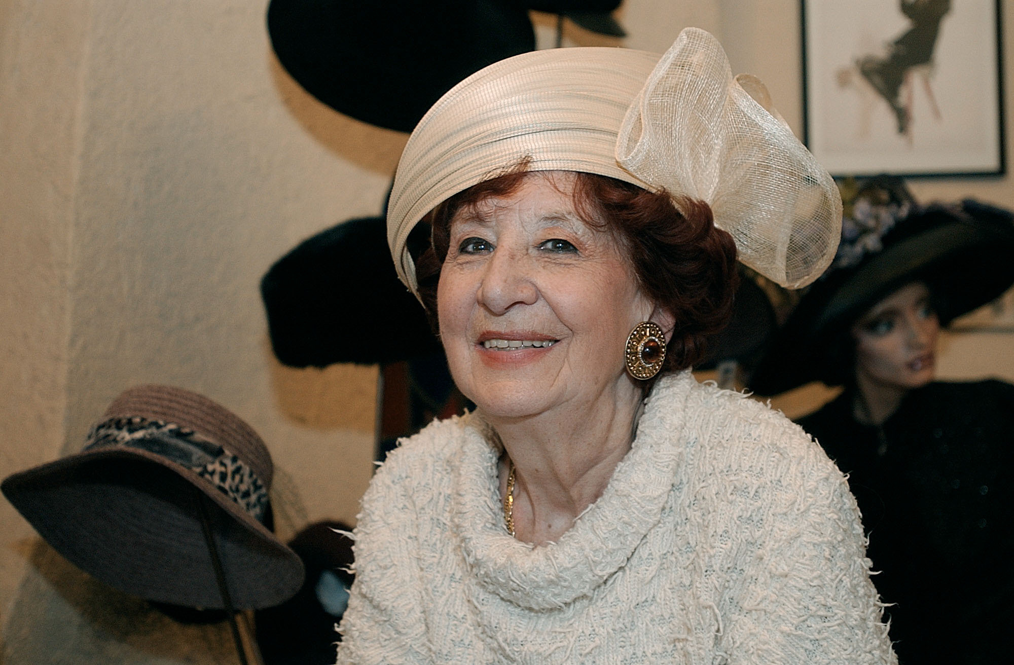 La modiste Dolly Fankhauser, sur un cliché qu'elle affectionne tout particulièrement, pris en 2007 à l'occasion des 50 ans de sa boutique.