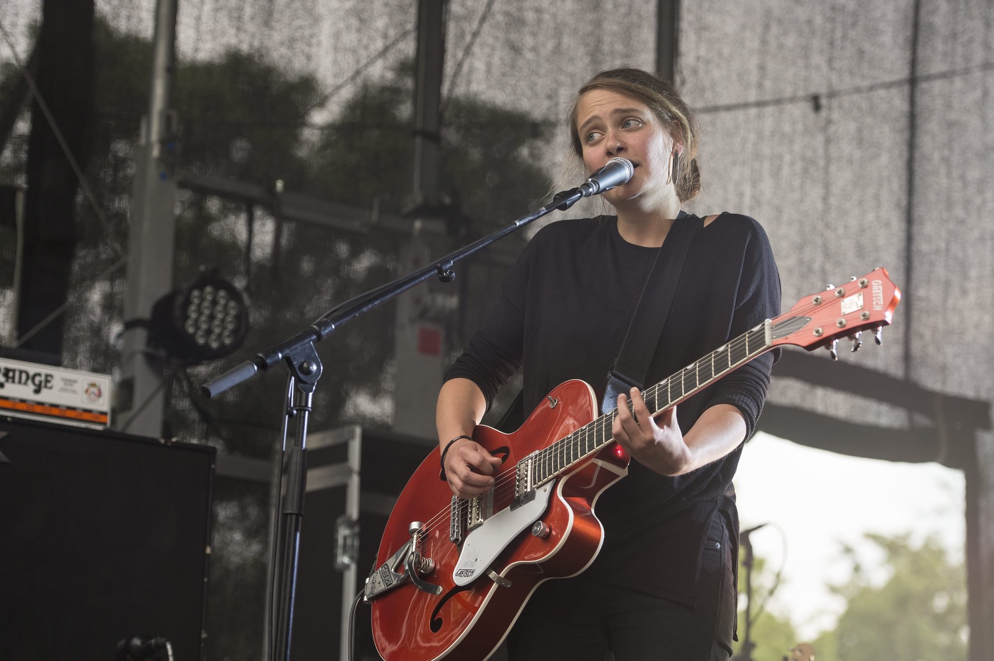 Emilie Zoé (ici à Festi'neuch en 2016) est actuellement en tournée en France.