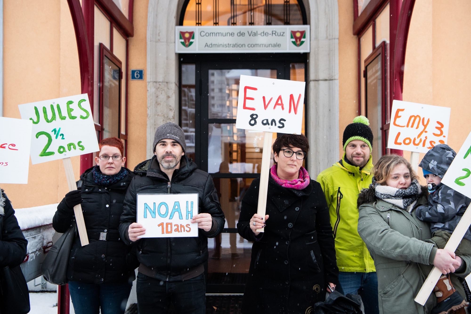 De nombreux parents ont manifesté leur soutien à la responsable de la structure d'accueil non déclarée à Savagnier. Certains cherchent toujours une solution pour leurs enfants. 