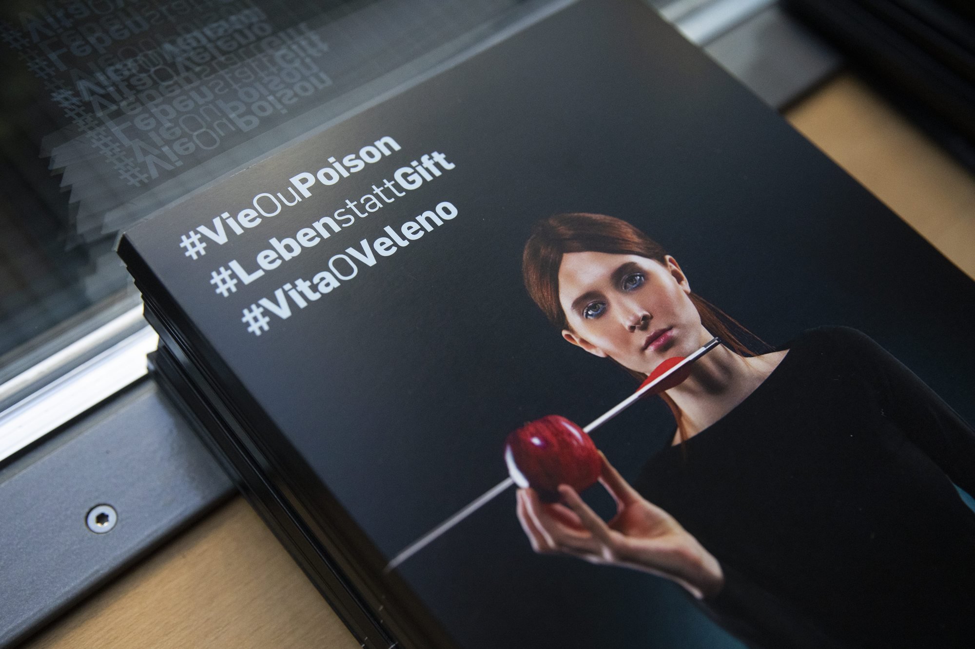 La brochure #VieOuPoison de l'initiative populaire, présentée lors de la conférence de presse ce lundi.