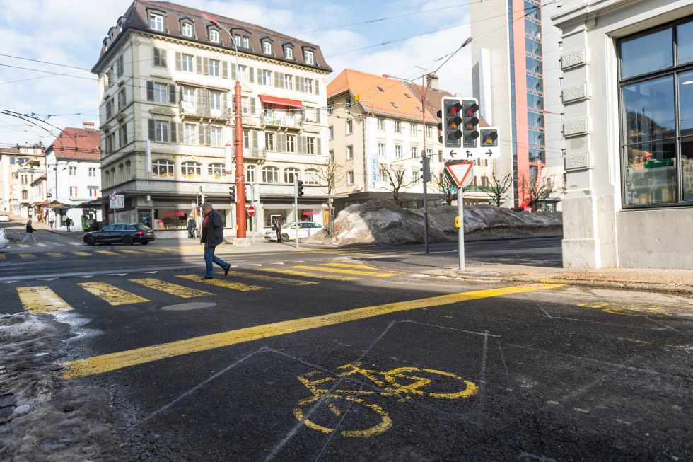 Un bon moyen pour sécuriser les cyclistes: le sas vélo, comme sur l'avenue Léopold-Robert, à La Chaux-de-Fonds.