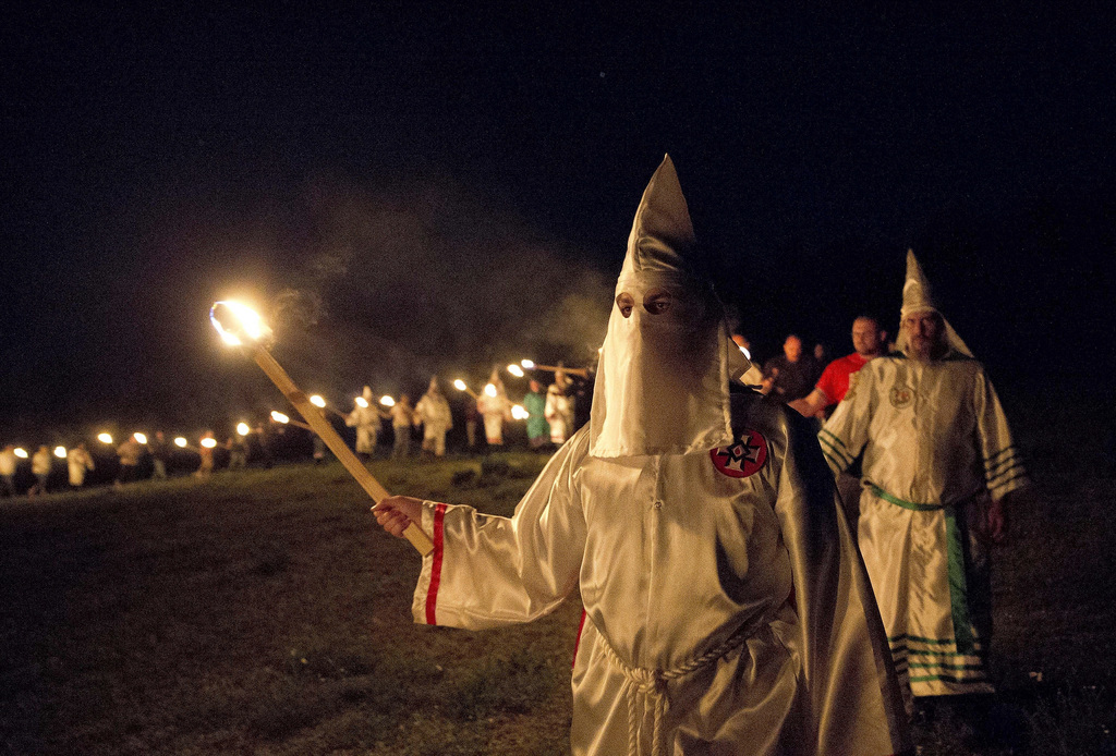 Le patron du journal a appelé au retour du Ku Klux Klan pour "nettoyer" Washington.