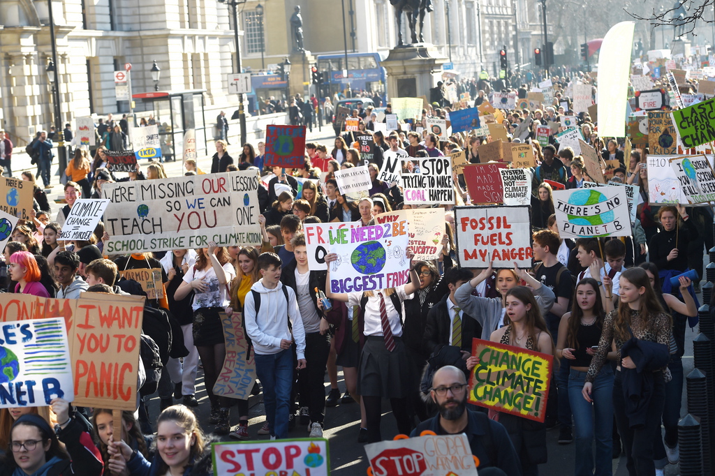 Sur Parliament Square à Londres, la place qui borde le parlement, des centaines d'adolescents se sont réunis aux cris de "Sauvez notre planète".