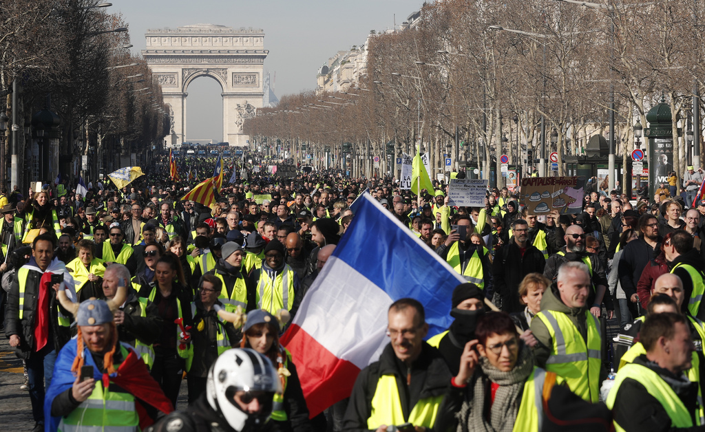 A Paris, plusieurs milliers de personnes ont rejoint l'esplanade des Invalides dans l'après-midi après avoir marché dans un calme relatif depuis les Champs-Elysées.