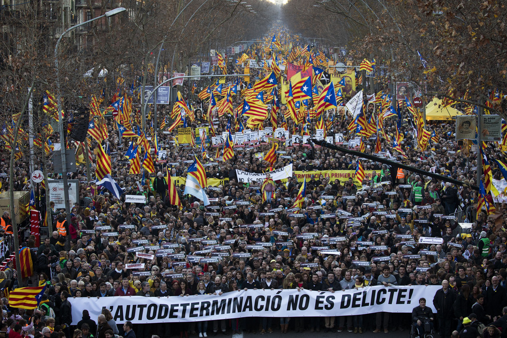 Les manifestants brandissaient le drapeau séparatiste catalan bleu, rouge et jaune, ainsi que des pancartes.