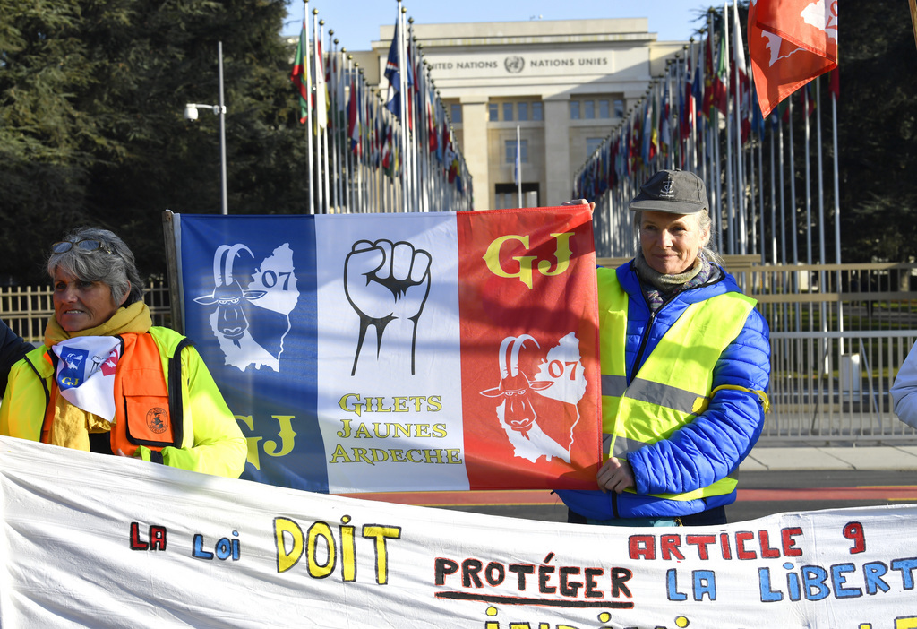 Sur les gilets et les banderoles, les slogans des gilets jaune présents à Genève ce mercredi dénoncent aussi les violences policières perpétrées au lieu de "protéger les citoyens".