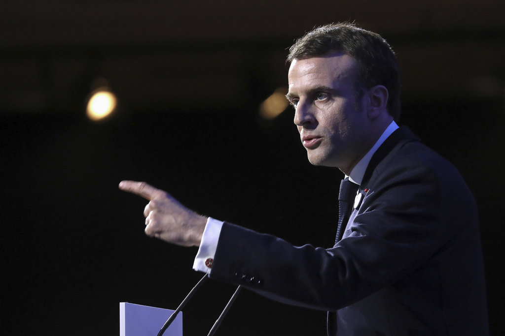 "Il faut maintenant dire que lorsqu'on va dans des manifestations violentes, on est complice du pire", a jugé Emmanuel Macron.