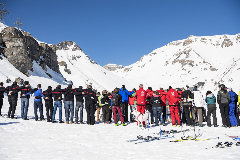Secouristes, pisteurs, employés des remontées mécaniques et skieurs se sont unis pour une minute de silence.