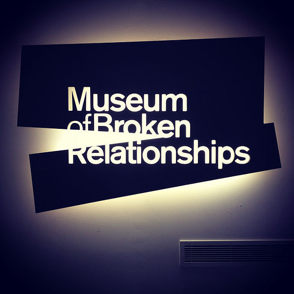Le musée est né en 2006 d'une rupture d'un couple qui n'a pas voulu jeter les objets qu'il partageait.