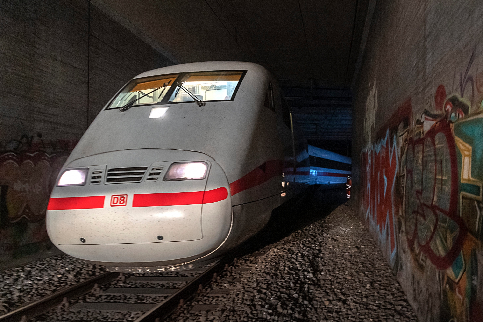 Der entgleiste Intercity-Zug (ICE) in Basel am Montag, 18. Februar 2019. Am Sonntagabend ist ein Intercity-Zug der Deutschen Bahn zwischen dem Badischen Bahnhof und dem Bahnhof Basel SBB entgleist.(KEYSTONE/Georgios Kefalas) SCHWEIZ BASEL ZUGSENTGLEISUNG