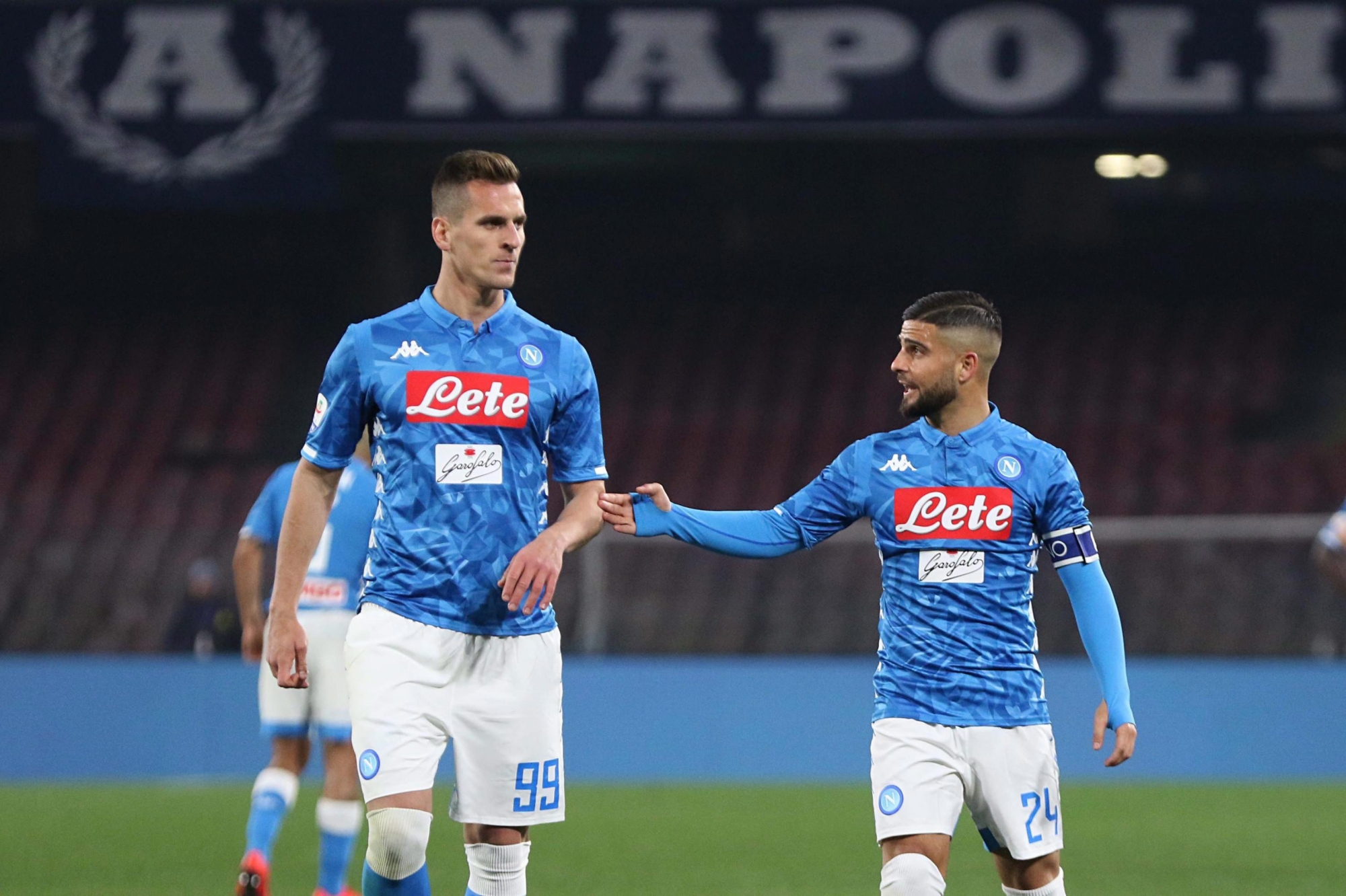 epa07377976 Napoli's forward Arkadiusz Milik (L) and Napoli's forward Lorenzo Insigne (R) during Italian Serie A soccer match between SSC Napoli and Torino FC at the San Paolo stadium in Naples, Italy, 17 February 2019.  EPA/CESARE ABBATE ITALY SOCCER SERIE A