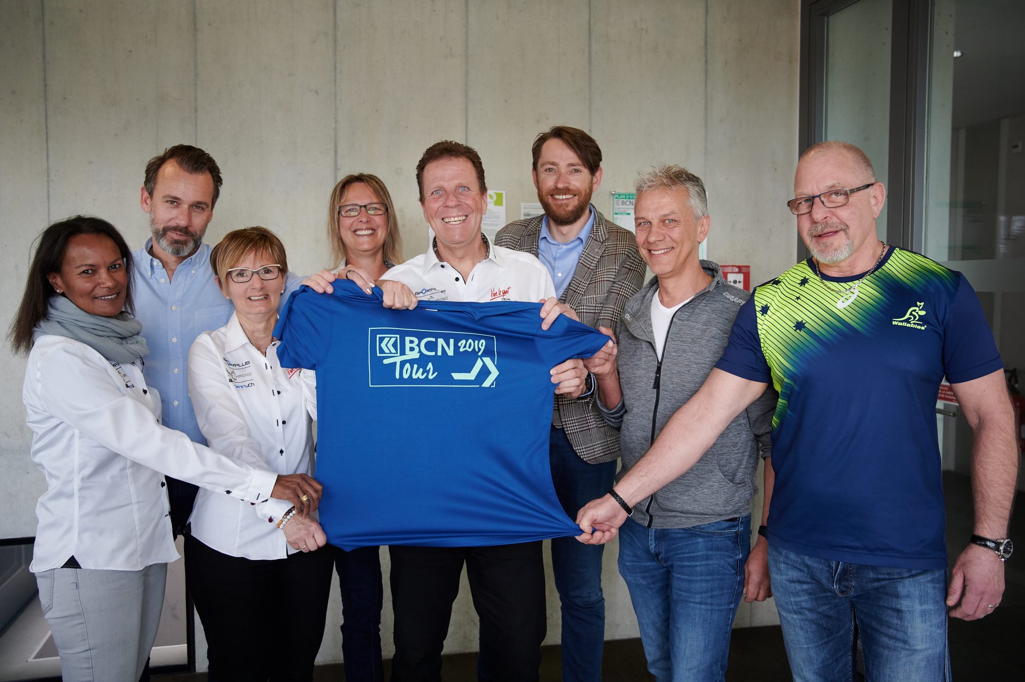 Toute l'équipe du BCN Tour présente le t-shirt de l'édition 2019.