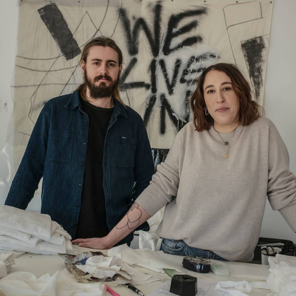 Elliott Brighton et Jeanne Guenat dans leur atelier aux Bois, où naissent les modèles de leur marque baptisée "Sottes".