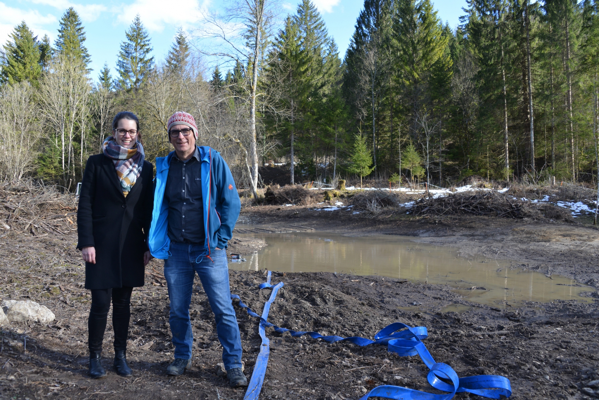 Odile Roulet et Matthias von Wyss, coordinatrice du projet et directeur de Goût et Région, devant le chantier de l'étang forestier de la Presta.
