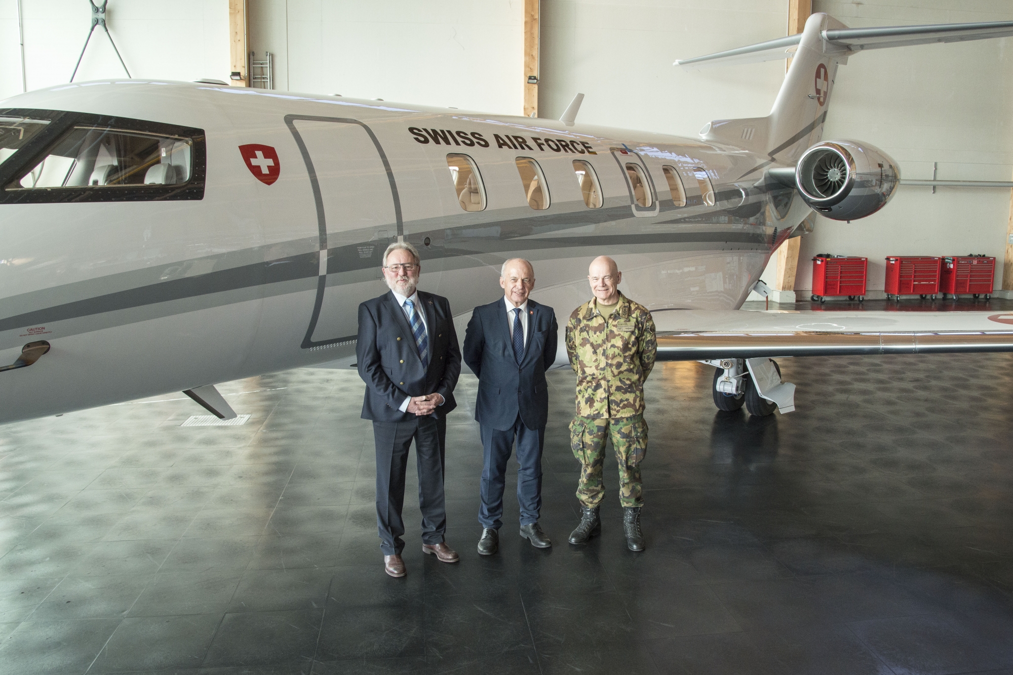 Ueli Maurer, entouré par Oskar J. Schwenk, président du conseil d’administration de Pilatus, et le divisionnaire Bernhard Müller, commandant des Forces aériennes suisses.