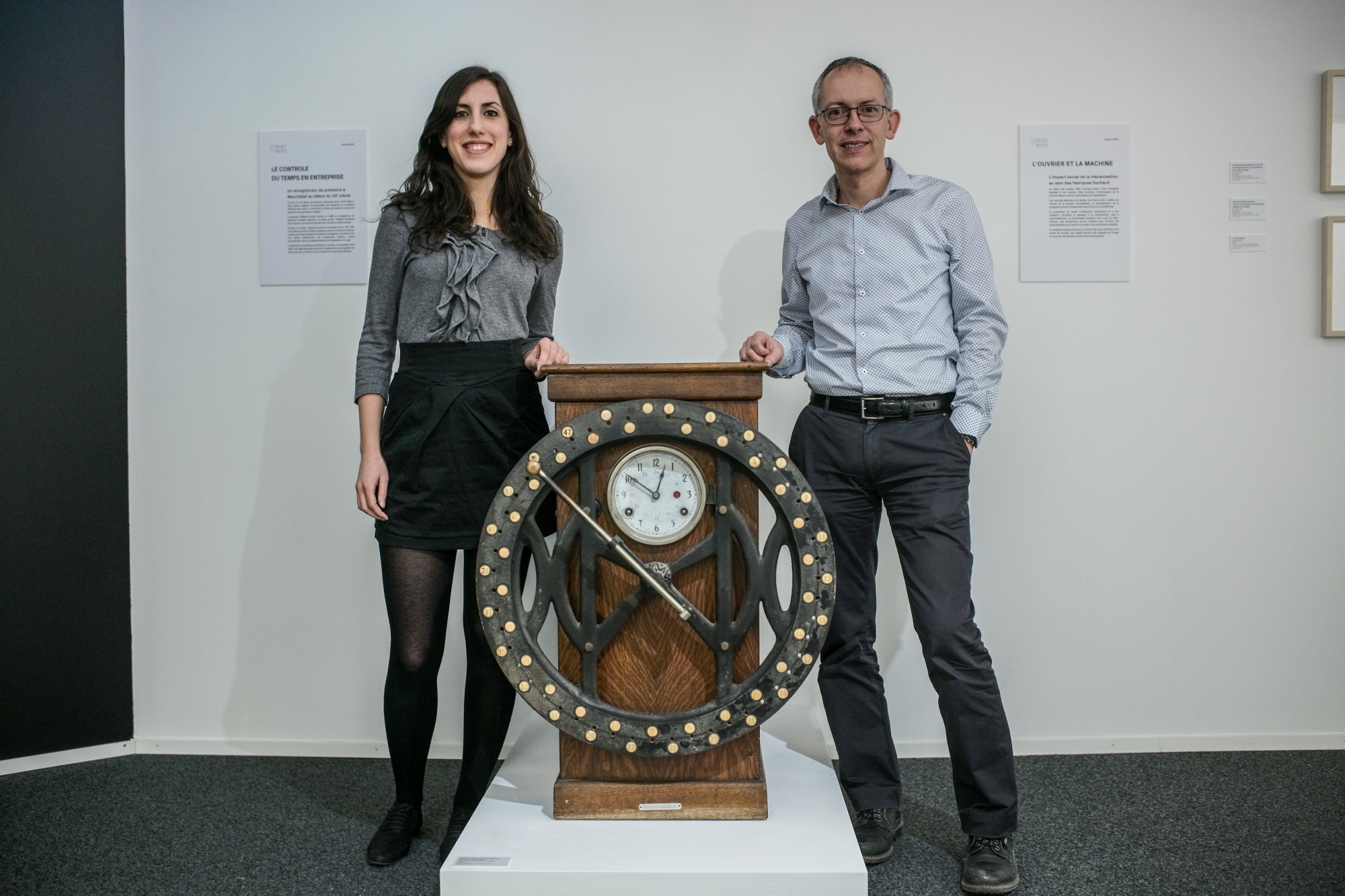 Kelly Le Normand et Vincent Callet-Molin, du Musée d'art et d'histoire de Neuchâtel avec l'ancienne timbreuse de la "FAN".
