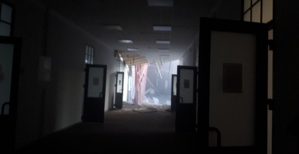 Sur les réseaux sociaux, des photos montrent des couloirs éventrés.