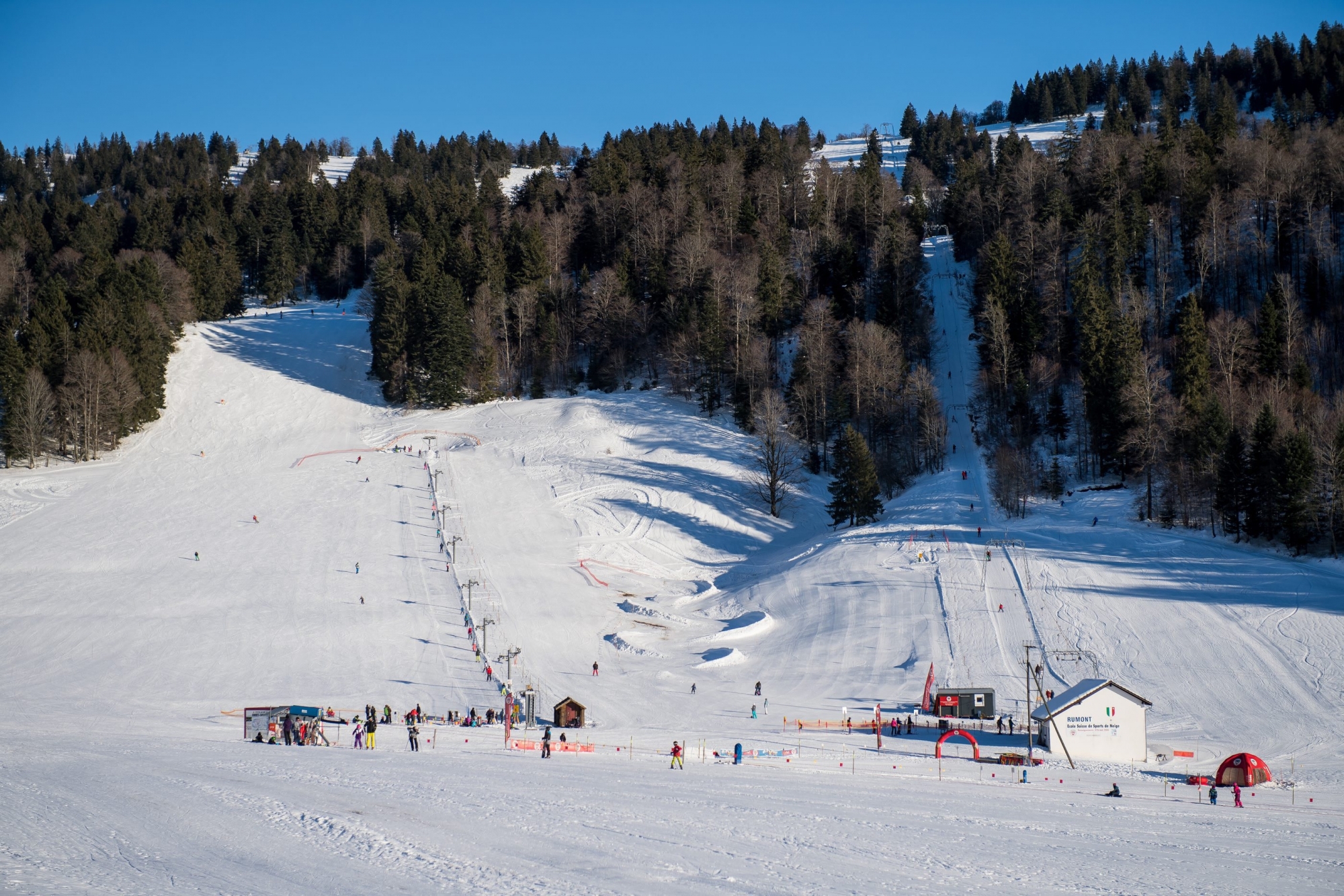 Les premiers championnats suisses de ski ont eu lieu dans le Jura (ici les Bugnenets) et non pas dans les Alpes.