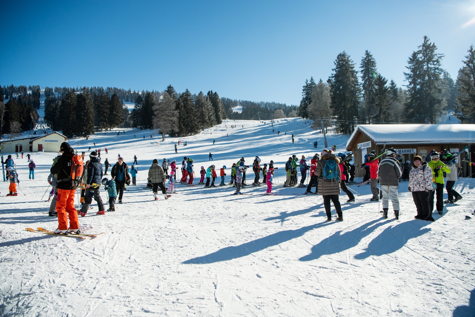 Aux Bugnenets-Savagnières, la neige est là et on est prêt à lancer la saison de ski.