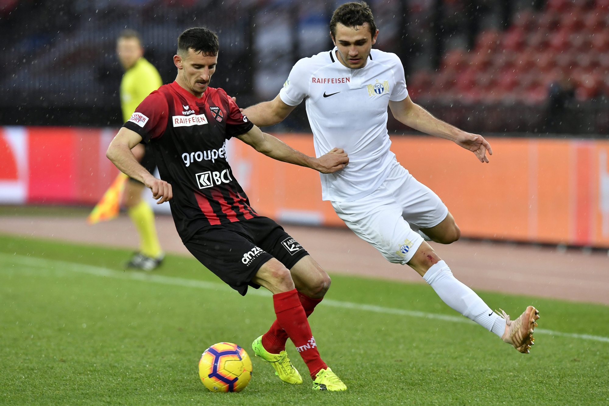 Samir Ramizi (à gauche, il devance le Zurichois Levan Kharabadze) a récupéré de nombreux ballons mais cela n'a pas suffi à Xamax. (KEYSTONE/Walter Bieri)