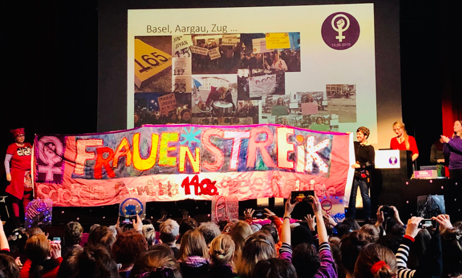 Habillées de violet, les femmes des différents collectifs de Suisse ont montré leur détermination à la Maison du Peuple de Bienne.