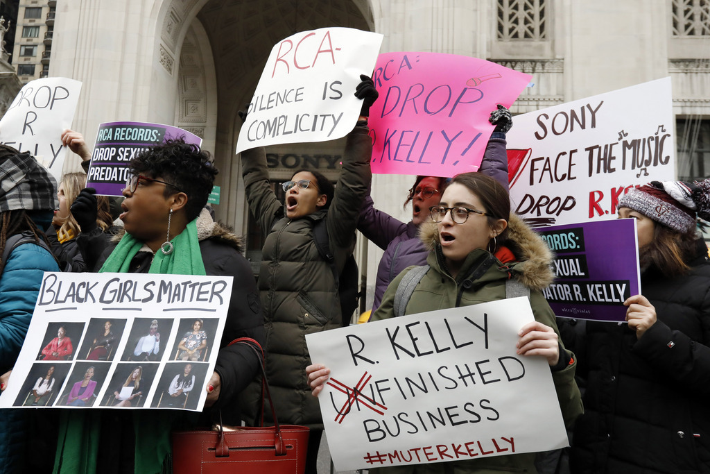 Une manifestation a eu lieu en janvier devant les bureaux de Sony Music, à New York. Depuis, la maison de disques a mis fin au contrat qui la liait à R. Kelly.