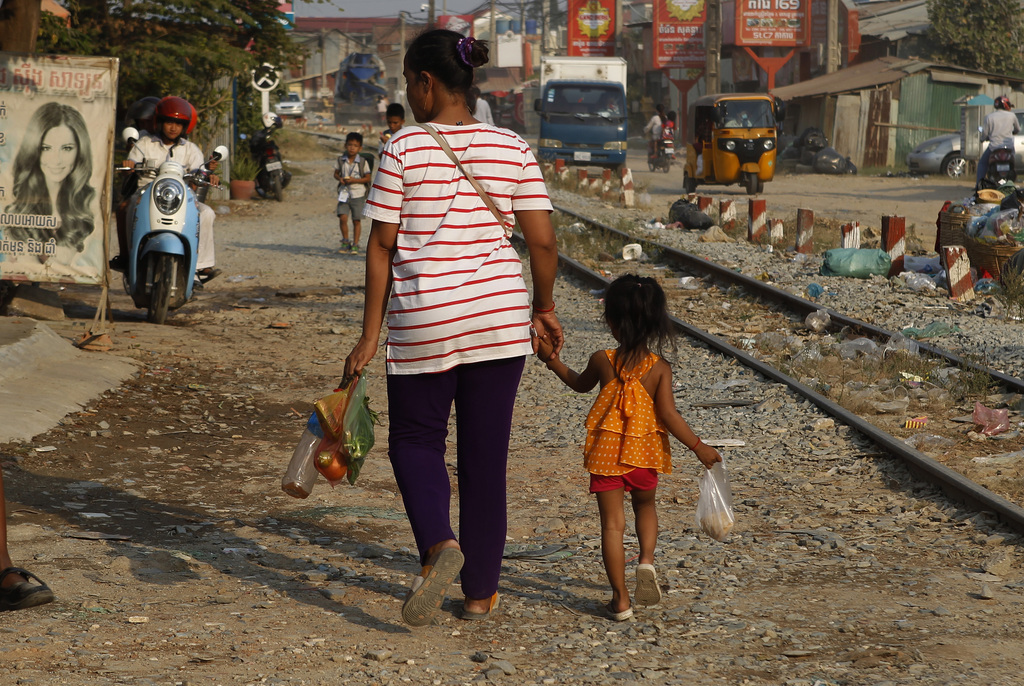 Une chiffonnière avec son enfant dans les rues de la capitale cambodgienne. Image d'illustration.