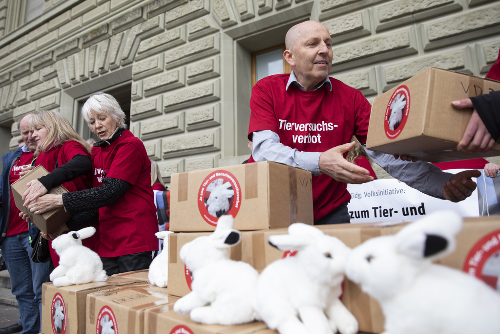 Les 124'000 signatures ont été remises ce lundi matin à la Chancellerie fédérale à Berne.