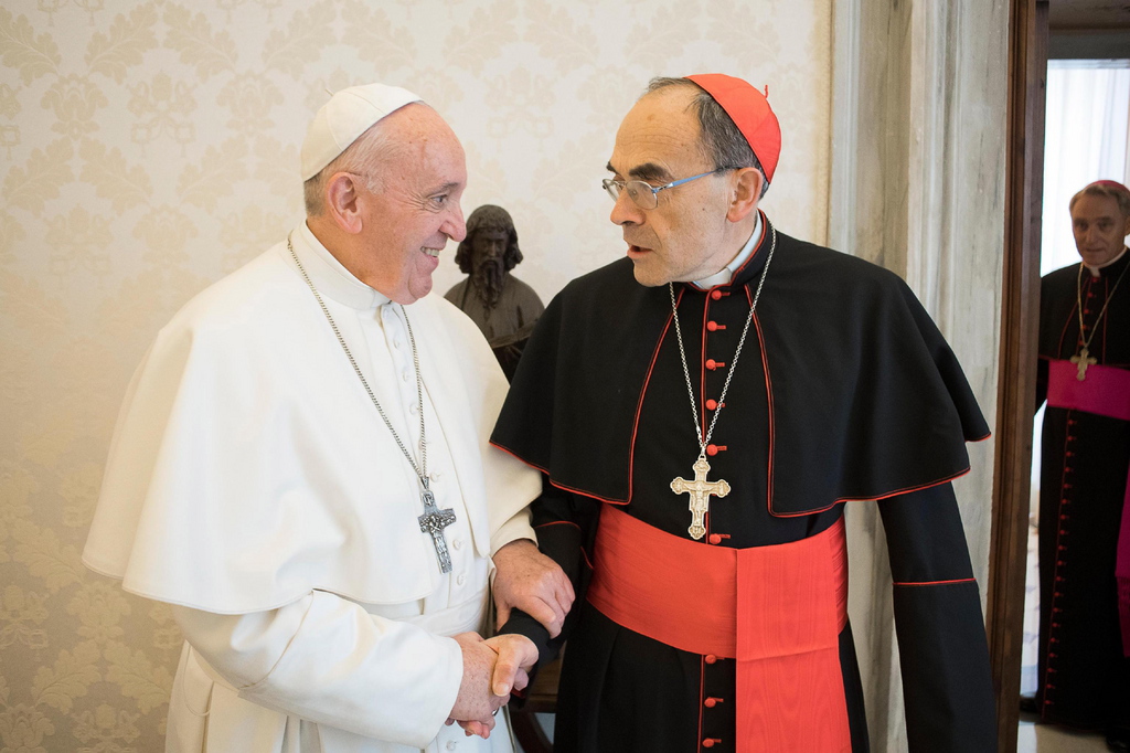 Le pape François (gauche) a reçu le cardinal français Barbarin (droite).