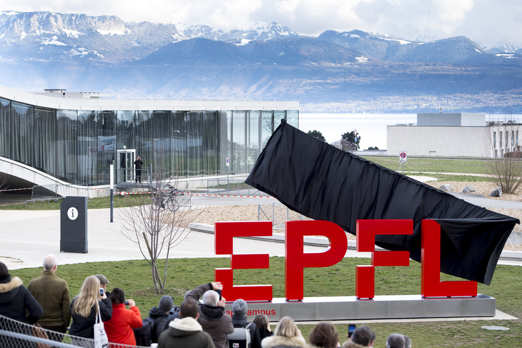 Le nouveau logo de l'EPFL est devoile par un drone devant le Rolex Learning Center lors du lancement de son 50 eme anniversaire. 