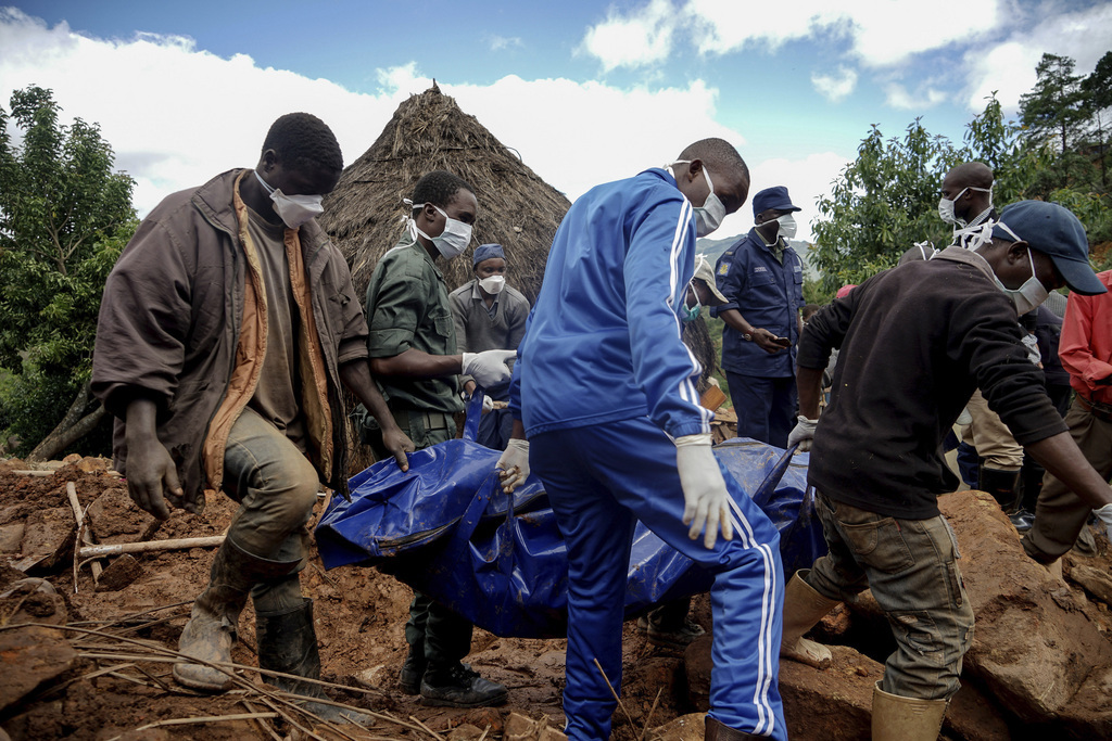 Les secouristes continuent d'extraire des cadavres des décombres et des coulées de boue.