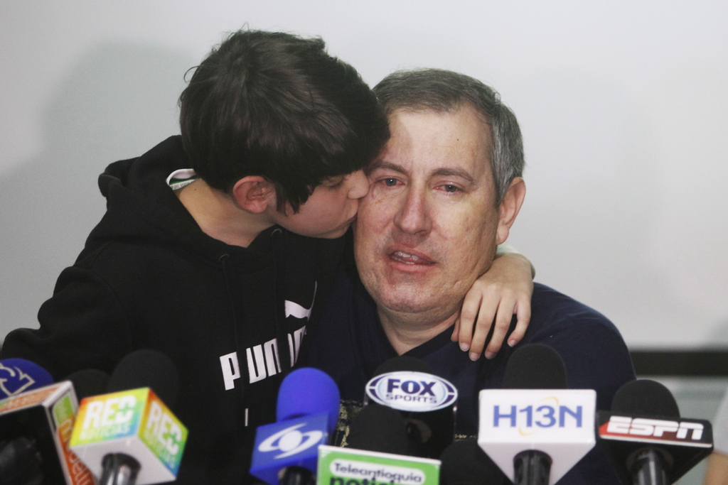 Rafael Henzel, ici embrassé par son fils lors d'une conférence de presse en 2017, avait 45 ans (archives).