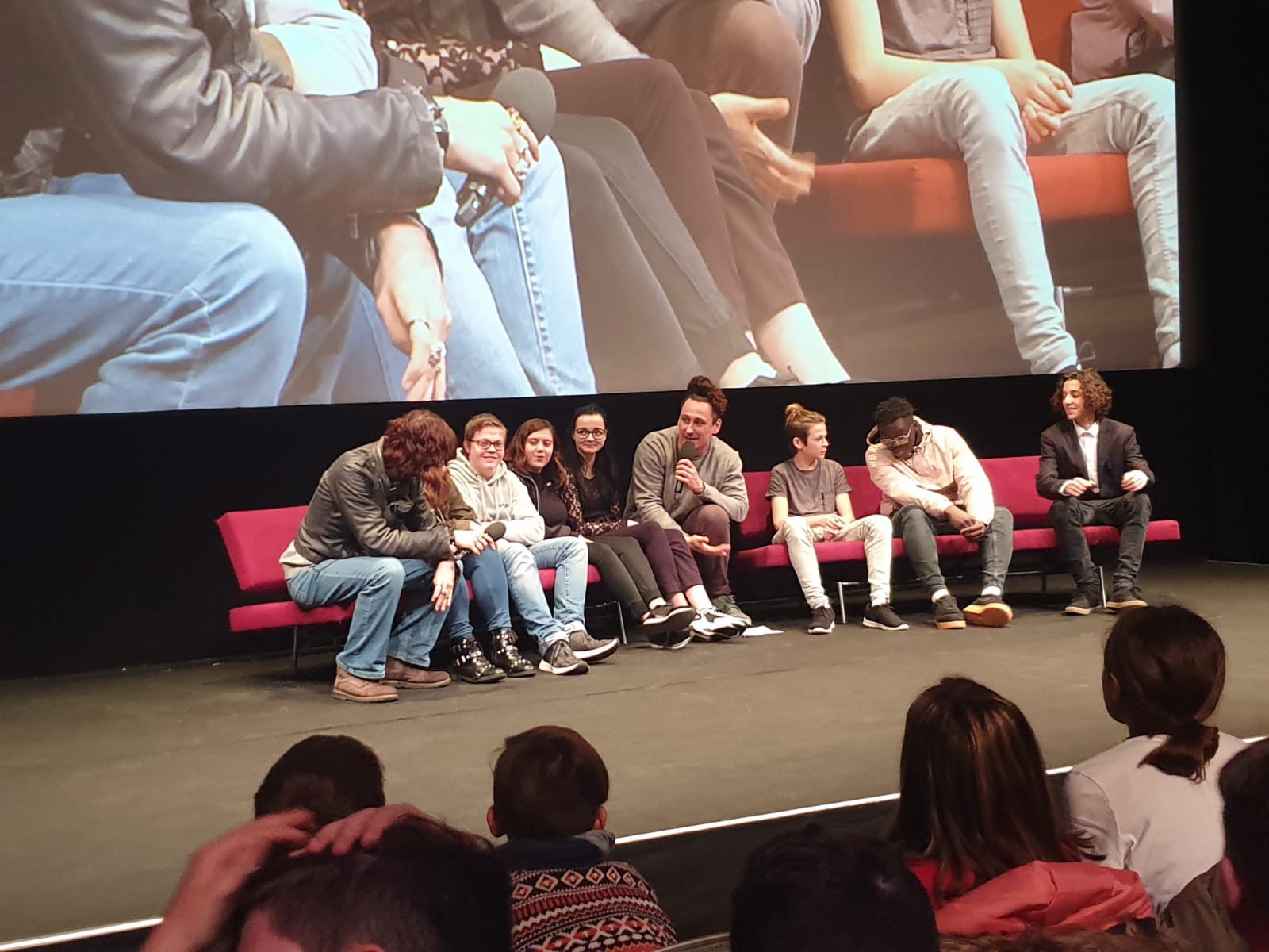 Les jeunes de la Fondation Sandoz lors de la présentation de leur clip sur le harcèlement au Festival Ciné Jeunesse, à Zurich.