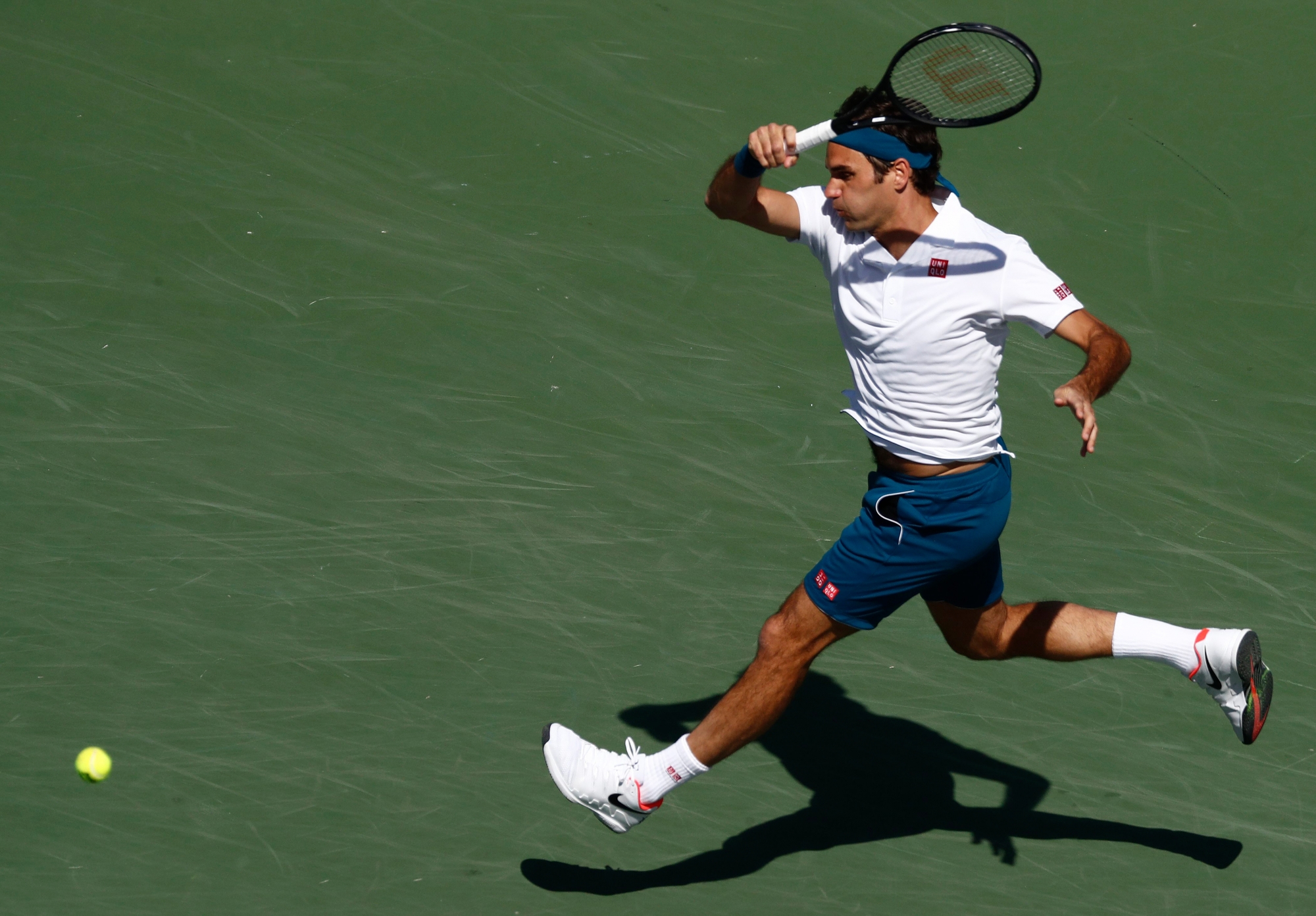 epa07440715 Roger Federer of Switzerland in action against Hubert Hurkacz of Poland during the BNP Paribas Open tennis tournament at the Indian Wells Tennis Garden in Indian Wells, California, USA, 15 March 2019. The men's and women's final will be played, 17 March 2019.  EPA/LARRY W. SMITH USA TENNIS BNP PARIBAS OPEN