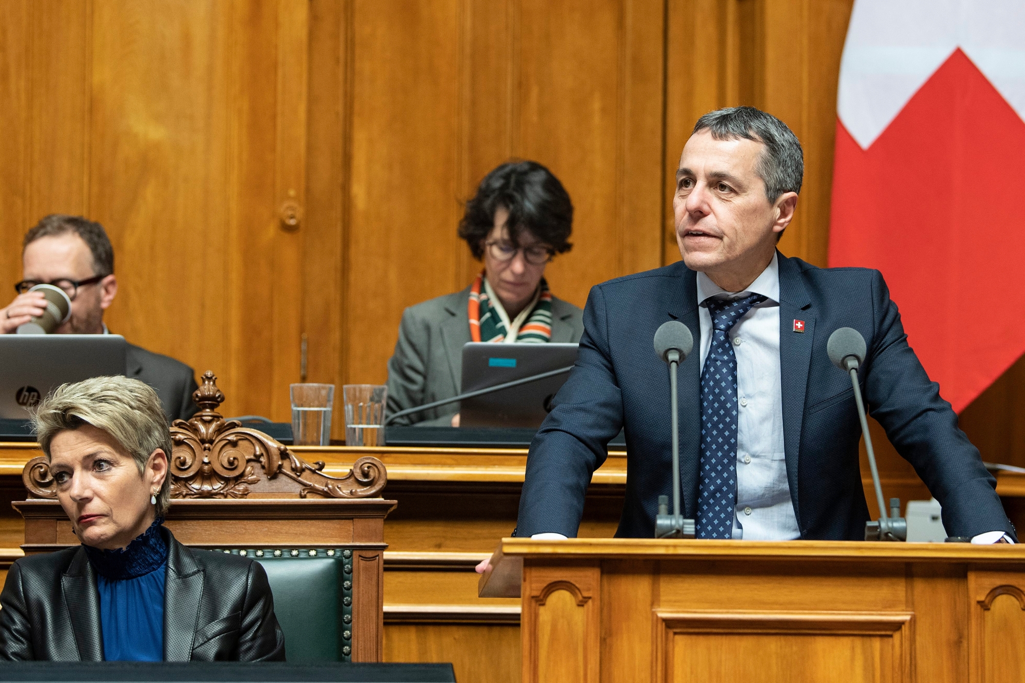 Bundesrat Ignazio Cassis, rechts, spricht neben Bundesraetin Karin Keller-Sutter im Nationalrat an der Fruehlingssession der Eidgenoessischen Raete, am Montag, 18. Maerz 2019, in Bern. (KEYSTONE/Peter Schneider) SCHWEIZ SESSION NATIONALRAT