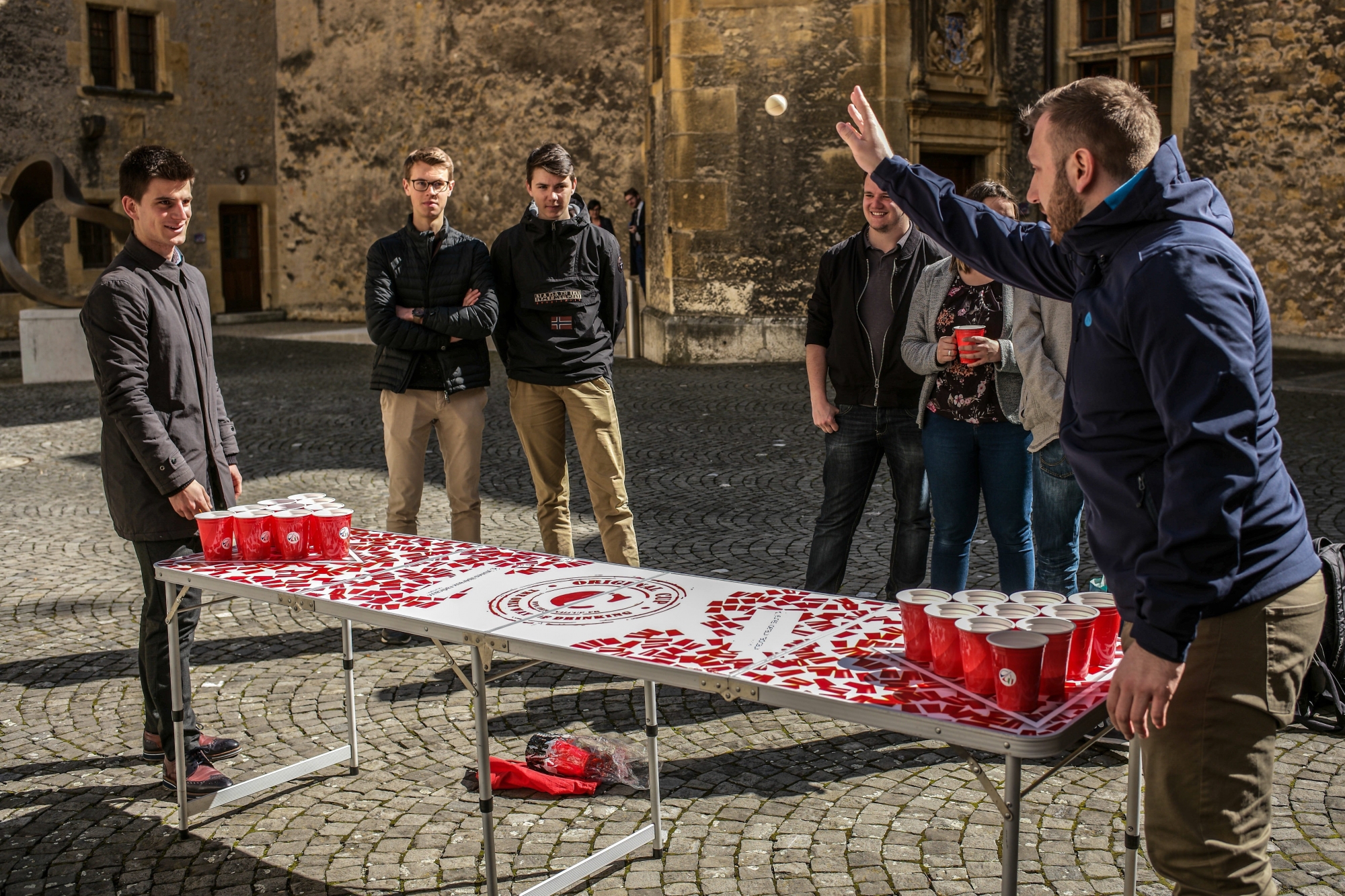 Les Jeunes libéraux-radicaux ont joué au beer pong dans la cour du Château.