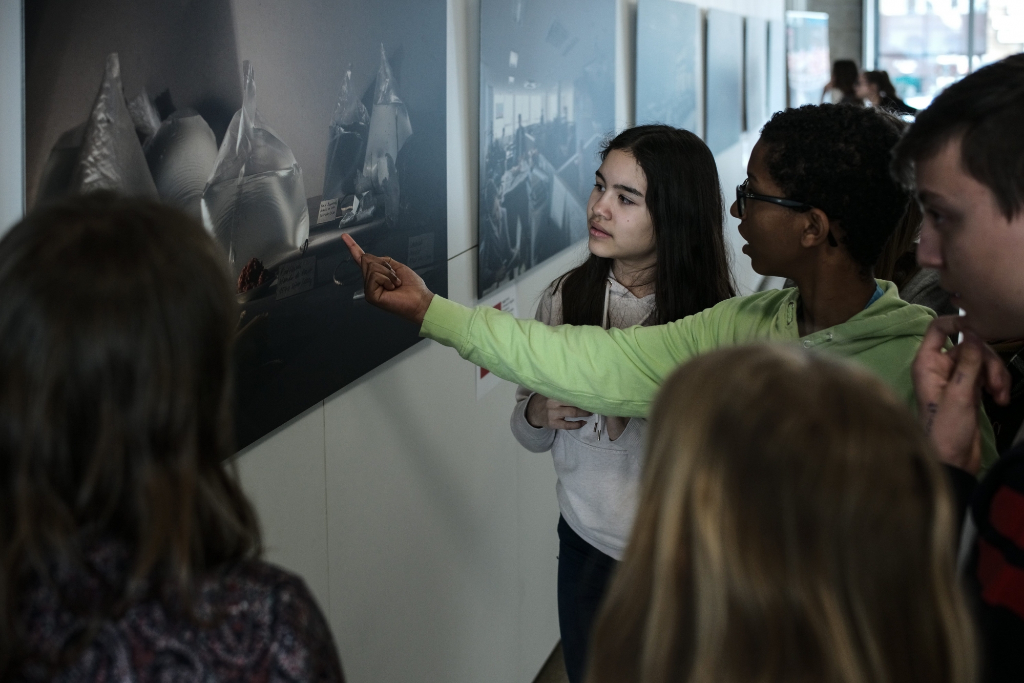 Plusieurs classes ont visité l'exposition «L’Agenda 2030 de développement durable pour la Suisse et le monde» au péristyle de l'Hôtel de Ville, à Neuchâtel.