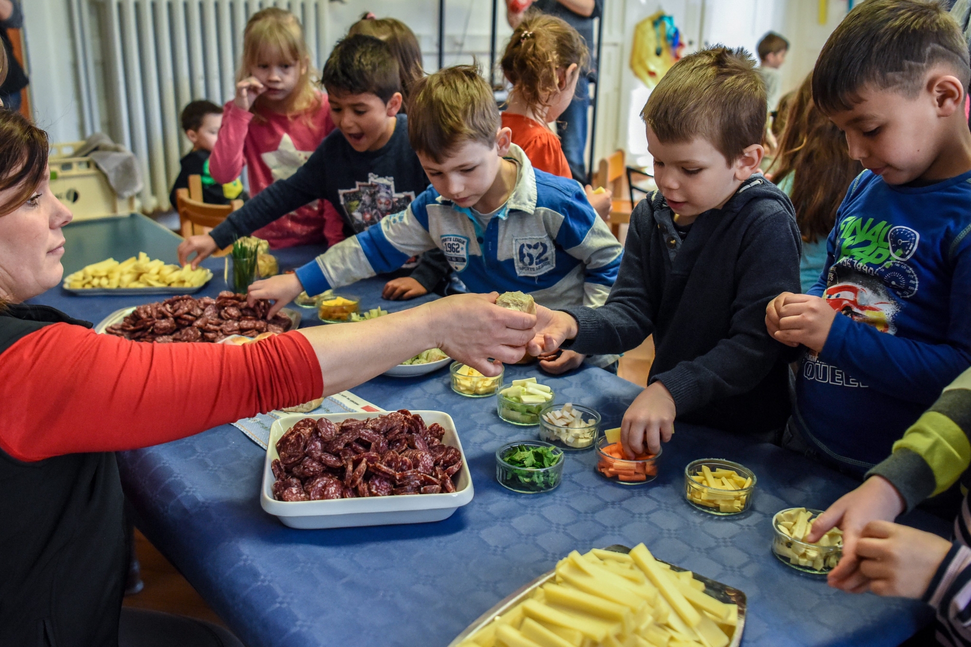 Les élèves du collège primaire de Fleurier ont préparé et dégusté des produits régionaux amenés par les femmes paysannes.