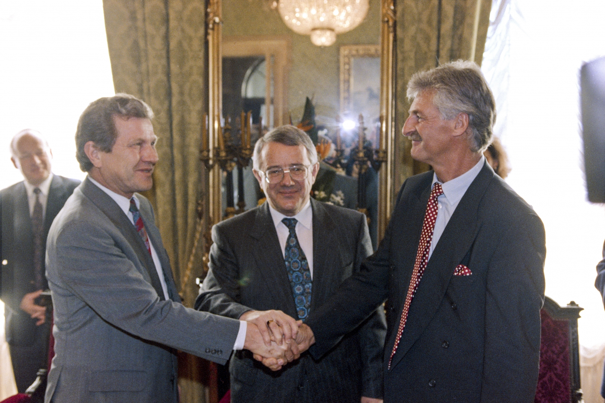 Vendredi 25 mars 1994 au Palais fédéral: le Bernois Hermann Fehr (à gauche) et le Jurassien Jean-Pierre Beuret à l’heure du dialogue. Tout sourire est le conseiller fédéral Arnold Koller.
