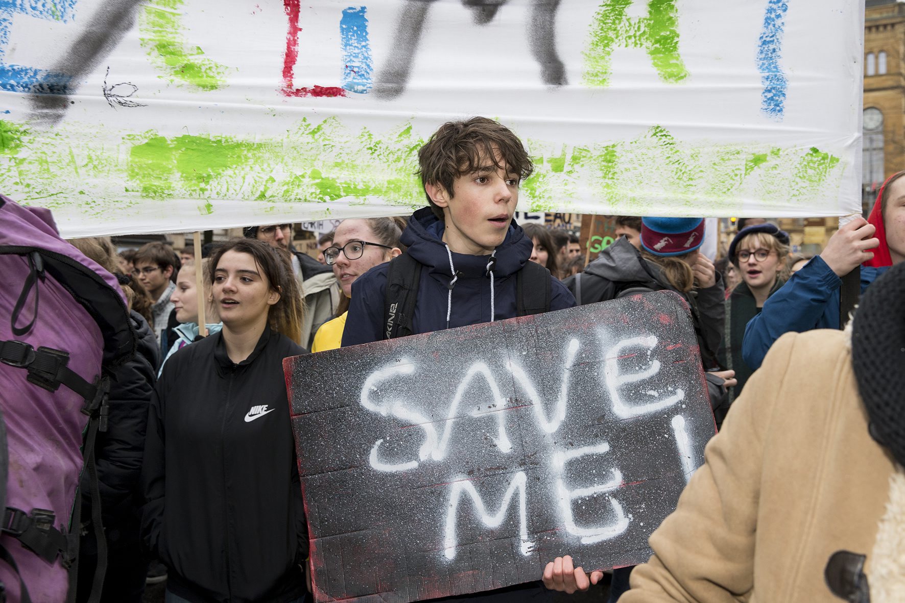 Comme des milliers de personnes en Suisse et ailleurs, les Neuchâtelois ont manifesté en faveur de la planète ce vendredi 15 mars.