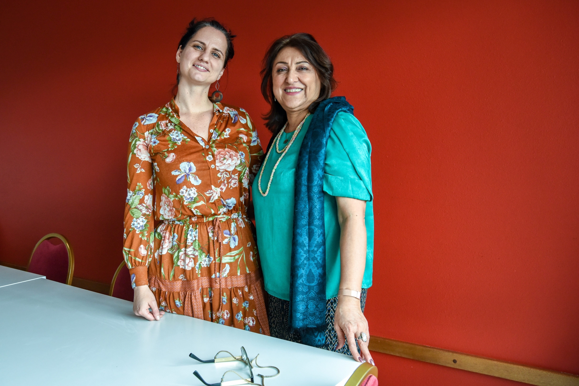 Mariana Martin, venue d'Argentine, et Sakineh Ashury, originaire d'Iran, ont suivi les formations données par Recif avant de devenir bénévoles de l'association.